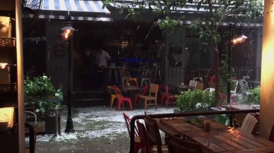 Istanbul pustošily kroupy velké jako golfové míčky
